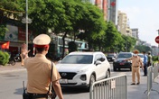 Hà Nội "tung quân" chốt chặt 21 lối ra vào "vùng đỏ", mỗi chốt 16 người chia 4 ca kiểm soát cả ngày lẫn đêm Hà Nội "tung quân" chốt chặt 21 lối ra vào "vùng đỏ", mỗi chốt 16 người chia 4 ca kiểm soát cả ngày lẫn đêm