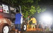 Xe khủng gặp "nạn" trong rừng Xe khủng gặp "nạn" trong rừng
