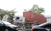 Tp Hạ Long: Xe Container chết máy chắn ngang đường, ô tô vô tư đi ngược chiều Tp Hạ Long: Xe Container chết máy chắn ngang đường, ô tô vô tư đi ngược chiều