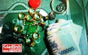 Bi hài chuyện "lên đời" của người đàn bà lượm ve chai trộm bạc tỷ rồi “dựng kịch” trúng số khao cả làng Bi hài chuyện "lên đời" của người đàn bà lượm ve chai trộm bạc tỷ rồi “dựng kịch” trúng số khao cả làng