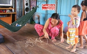 Nỗi ám ảnh trói con vào mạn thuyền giữ mạng và ước mơ lên bờ khắc khoải nơi xóm chài nghèo Nỗi ám ảnh trói con vào mạn thuyền giữ mạng và ước mơ lên bờ khắc khoải nơi xóm chài nghèo