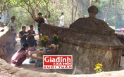 Lật tẩy những chiêu trò lừa đảo ở "ngôi mộ thiêng" chữa bách bệnh Lật tẩy những chiêu trò lừa đảo ở "ngôi mộ thiêng" chữa bách bệnh