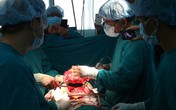 Bóc tách thành công khối u trên ngực con trai chủ tịch Trường Sa Bóc tách thành công khối u trên ngực con trai chủ tịch Trường Sa
