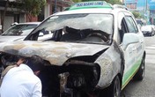 Đang chở khách, taxi bỗng dưng bốc cháy Đang chở khách, taxi bỗng dưng bốc cháy
