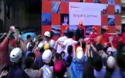 Xấu hổ với hình ảnh tranh cướp áo mưa của người Việt! Xấu hổ với hình ảnh tranh cướp áo mưa của người Việt!