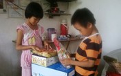 Bé 8 tuổi hồn nhiên thích thú với phần quà nhân ái Bé 8 tuổi hồn nhiên thích thú với phần quà nhân ái