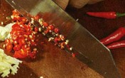Cách đơn giản không bị "cay" khi cắt ớt Cách đơn giản không bị "cay" khi cắt ớt