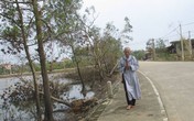 Sư thầy đi bộ hơn 10km đến viếng Đại tướng Sư thầy đi bộ hơn 10km đến viếng Đại tướng