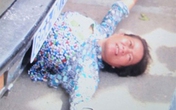 Người phụ nữ cởi áo ăn vạ, cắn cảnh sát Người phụ nữ cởi áo ăn vạ, cắn cảnh sát