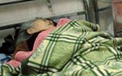 Cháu trai bịt mắt, lấy đá đập đầu bà nội để... cướp tiền Cháu trai bịt mắt, lấy đá đập đầu bà nội để... cướp tiền
