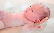 Bé sơ sinh 'không' giới tính có nội tạng lộn ra ngoài bụng Bé sơ sinh 'không' giới tính có nội tạng lộn ra ngoài bụng