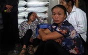 Người mẹ chết lặng khi con 2 tuổi bị hàng xóm sát hại Người mẹ chết lặng khi con 2 tuổi bị hàng xóm sát hại