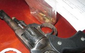 Bị truy đuổi, thanh niên rút súng colt chĩa vào cảnh sát Bị truy đuổi, thanh niên rút súng colt chĩa vào cảnh sát