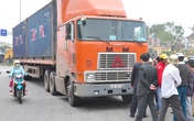 Hai cán bộ bảo hiểm bị container tông, một người chết thảm Hai cán bộ bảo hiểm bị container tông, một người chết thảm