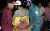 Sau tiếng nổ lớn, "vật thể lạ" từ trên trời cắm thẳng xuống đất Sau tiếng nổ lớn, "vật thể lạ" từ trên trời cắm thẳng xuống đất