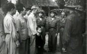 Chú bé 'lạ' trong bức ảnh chụp với Bác Hồ Chú bé 'lạ' trong bức ảnh chụp với Bác Hồ