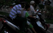 Bé trai "sành điệu" lái xe ga trên phố Bé trai "sành điệu" lái xe ga trên phố
