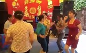 Gần chục chị em U50 nhảy nhạc sàn bốc lửa trong đám cưới quê Gần chục chị em U50 nhảy nhạc sàn bốc lửa trong đám cưới quê