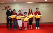 Gay cấn vòng thi chung kết VUS Spelling Contest Gay cấn vòng thi chung kết VUS Spelling Contest