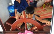 Thót tim bé 10 tuổi lái tàu chở khách đi khắp hồ Thung Nai Thót tim bé 10 tuổi lái tàu chở khách đi khắp hồ Thung Nai