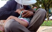 Cháu bé 3 tháng tuổi bị “bố” dầm mưa dãi nắng để xin tiền Cháu bé 3 tháng tuổi bị “bố” dầm mưa dãi nắng để xin tiền