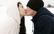 Thủy Tiên - Công Vinh ôm hôn nhau say đắm giữa tuyết trắng Thủy Tiên - Công Vinh ôm hôn nhau say đắm giữa tuyết trắng