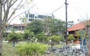 Ngôi nhà gỗ hoành tráng mọc trong Cung Văn hóa thiếu nhi: Xử lý kiểu nửa chừng... Ngôi nhà gỗ hoành tráng mọc trong Cung Văn hóa thiếu nhi: Xử lý kiểu nửa chừng...