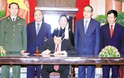 Chủ tịch nước ký Lệnh công bố Hiến pháp Chủ tịch nước ký Lệnh công bố Hiến pháp