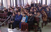 Xét xử vụ giết người tại Quảng Ninh: Gia đình nạn nhân ôm di ảnh bỏ về Xét xử vụ giết người tại Quảng Ninh: Gia đình nạn nhân ôm di ảnh bỏ về