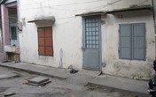 Tên cướp buông dao khi công an nhắc đến mẹ Tên cướp buông dao khi công an nhắc đến mẹ