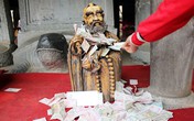 Vô tình gây nghiệp ác vì đặt tiền lễ không đúng chỗ Vô tình gây nghiệp ác vì đặt tiền lễ không đúng chỗ