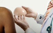 Mất hết hưng phấn vì ngực vợ quá khổ Mất hết hưng phấn vì ngực vợ quá khổ