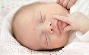 Sự phát triển bình thường của bé 9 tháng tuổi mẹ nên biết Sự phát triển bình thường của bé 9 tháng tuổi mẹ nên biết