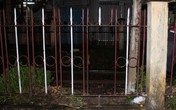 Bị xe lửa tông văng vào lề, một bé gái thoát chết Bị xe lửa tông văng vào lề, một bé gái thoát chết