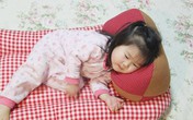 Cho bé nằm gối, lợi bất cập hại Cho bé nằm gối, lợi bất cập hại