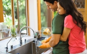 Nhất: bố mẹ đẻ; nhì là con; thứ 3 mới đến lượt chồng! Nhất: bố mẹ đẻ; nhì là con; thứ 3 mới đến lượt chồng!