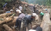 Vợ ôm xác chồng khóc ngất sau vụ lở núi chết 4 người Vợ ôm xác chồng khóc ngất sau vụ lở núi chết 4 người