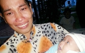 Mẹ nức nở tiễn con gái bị 'chôn sống' vào trung tâm mồ côi Mẹ nức nở tiễn con gái bị 'chôn sống' vào trung tâm mồ côi