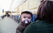 Hành trình cai sữa: con "cố thủ", mẹ vật vã Hành trình cai sữa: con "cố thủ", mẹ vật vã