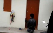Ôm hoa, quỳ gối trước phòng trọ cầu xin người yêu Ôm hoa, quỳ gối trước phòng trọ cầu xin người yêu