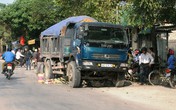 Thi thể nữ công nhân biến dạng dưới gầm xe tải Thi thể nữ công nhân biến dạng dưới gầm xe tải
