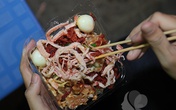 Nhâm nhi bánh tráng trộn chiều đông Nhâm nhi bánh tráng trộn chiều đông