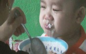 Bắt ăn lại bãi nôn: Độc chiêu của nhiều bảo mẫu Bắt ăn lại bãi nôn: Độc chiêu của nhiều bảo mẫu