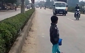Cháu bé 4 tuổi bị "mẹ" bắt lao ra giữa đường ăn xin Cháu bé 4 tuổi bị "mẹ" bắt lao ra giữa đường ăn xin
