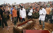 'Biển người' chen chân xem ngôi mộ cổ ở ngoại thành Hà Nội 'Biển người' chen chân xem ngôi mộ cổ ở ngoại thành Hà Nội