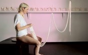 Màn biểu diễn gây sốc: Kẹp len vào âm đạo rồi đan Màn biểu diễn gây sốc: Kẹp len vào âm đạo rồi đan