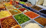 Tiểu thương gắn nhãn hàng gia truyền cho mứt Trung Quốc Tiểu thương gắn nhãn hàng gia truyền cho mứt Trung Quốc