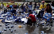 Người trót 'hôi của' xe bia lên tiếng xin lỗi Người trót 'hôi của' xe bia lên tiếng xin lỗi