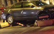 Tài xế bỏ trốn sau khi hất tung dải phân cách Tài xế bỏ trốn sau khi hất tung dải phân cách