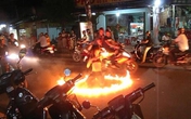 'Thiếu nữ' cởi áo múa lửa giữa đường bán kẹo kéo 'Thiếu nữ' cởi áo múa lửa giữa đường bán kẹo kéo
